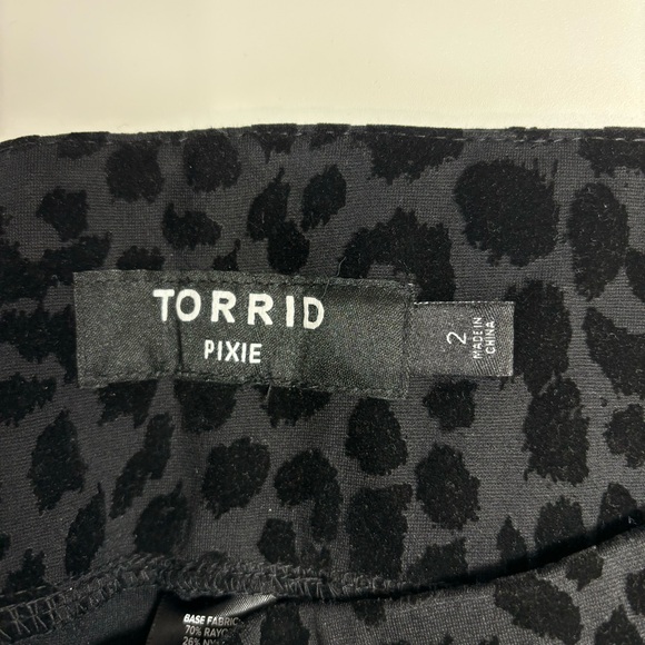 Torrid Leopard Cheetah Animal Print Black Velvet Flocked Leggings Size 2 (18/20) - Picture 2 of 7